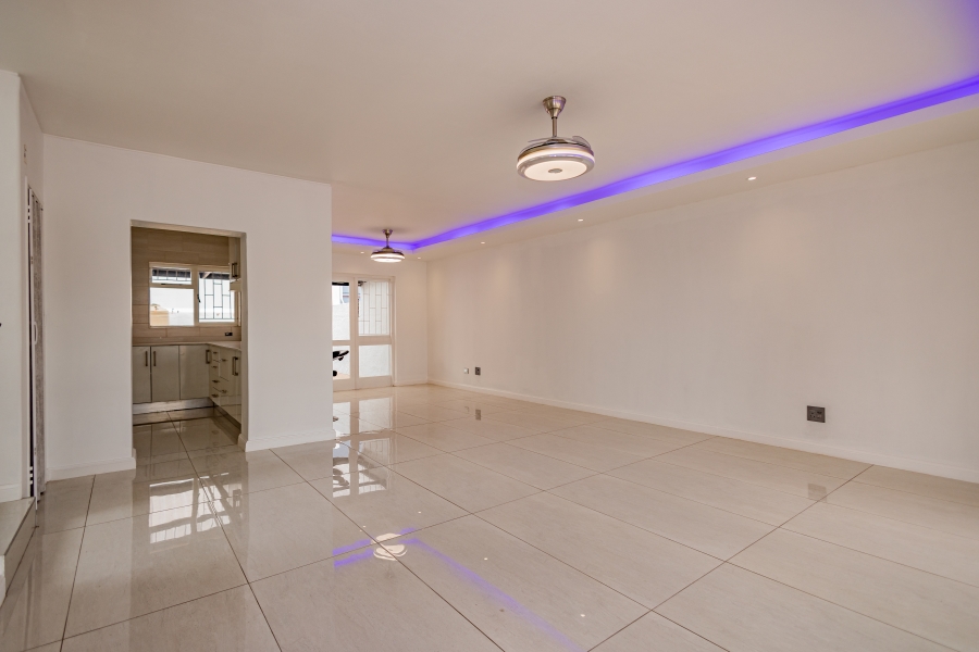 4 Bedroom Property for Sale in Bloubergrant Western Cape